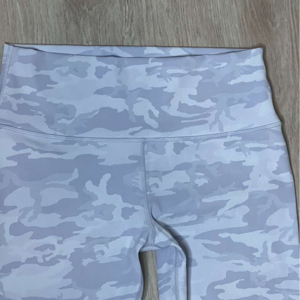 Lululemon Wunder Under High-Rise Camo Biker Shorts Gray Size 12 - Picture 3 of 6
